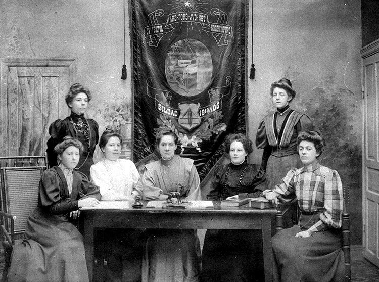7 st. kvinnor vid ett bord, i mitten Anna Särström-Gustafsson, avd:s ordf. i många år.