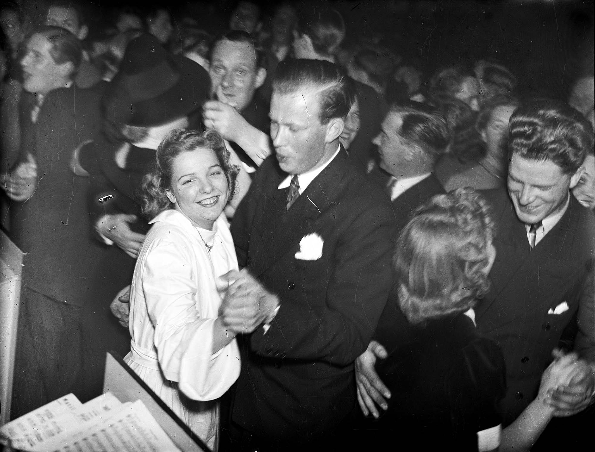 Ett dansande par på ett svartvitt foto från stadsmuseets fotoarkiv
