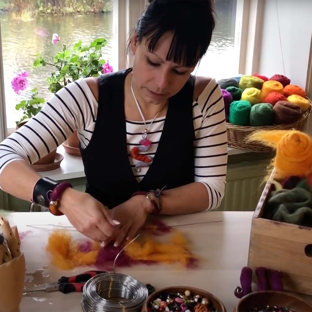 Museipedagogen Annika visar hur du gör när du ska skapa dina egna smycken av ull