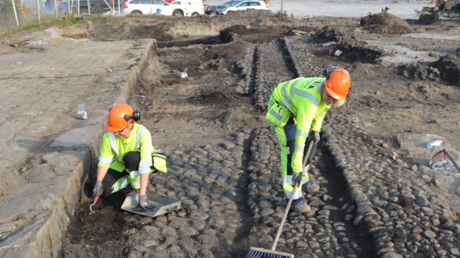 Två personer gräver i Inre hamnen i Norrköping