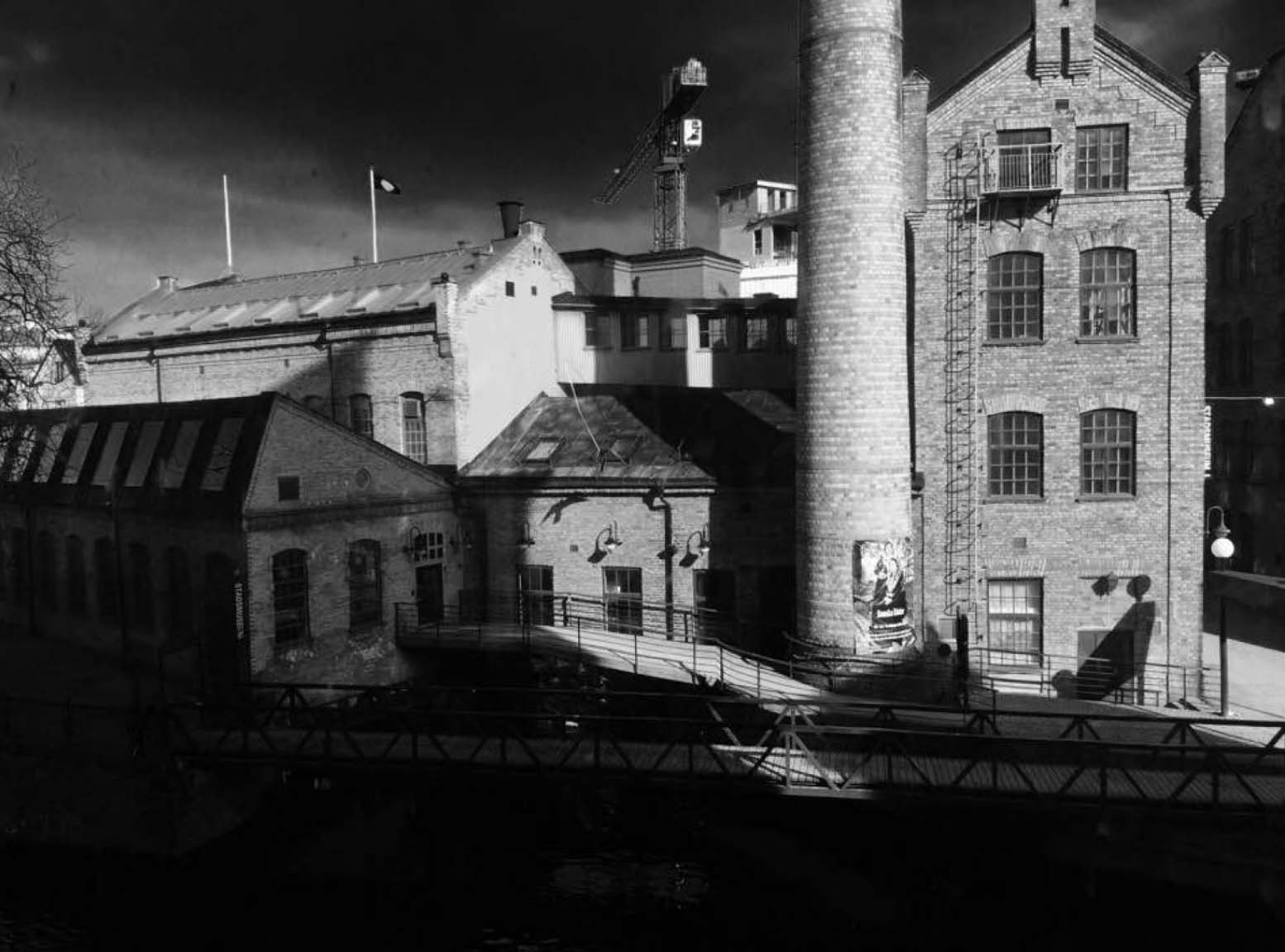 Ett svartvitt gammalt foto på det som idag är Stadsmuseets entré